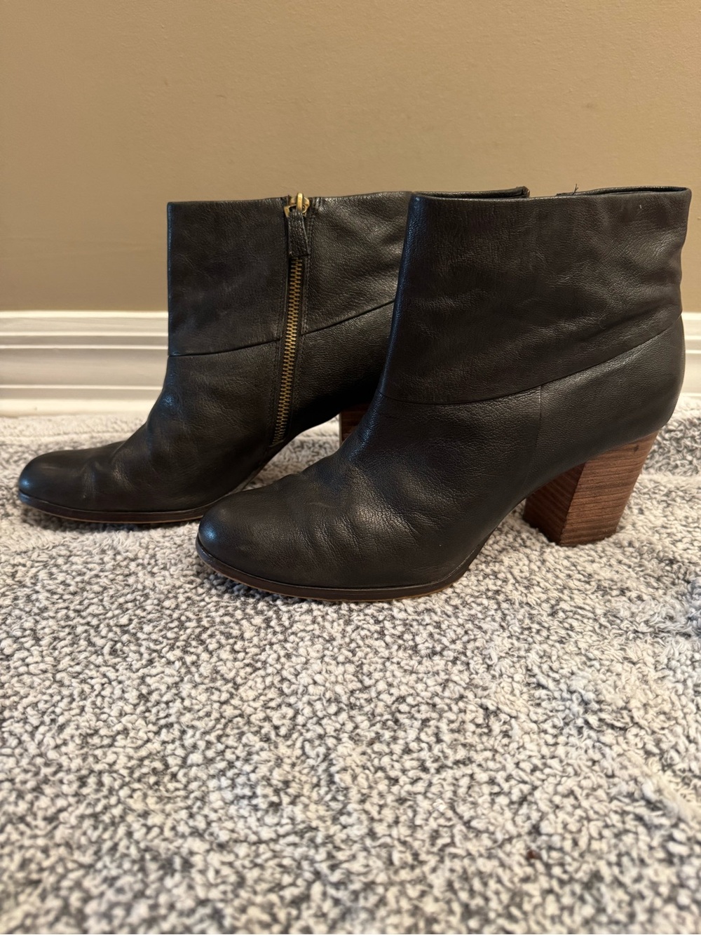 Cole Haan Black Leather Ankle Boot with Wood Block Heel sz 9